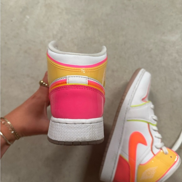 air jordan one mid SE GS “edge glow” - Picture 5 of 9